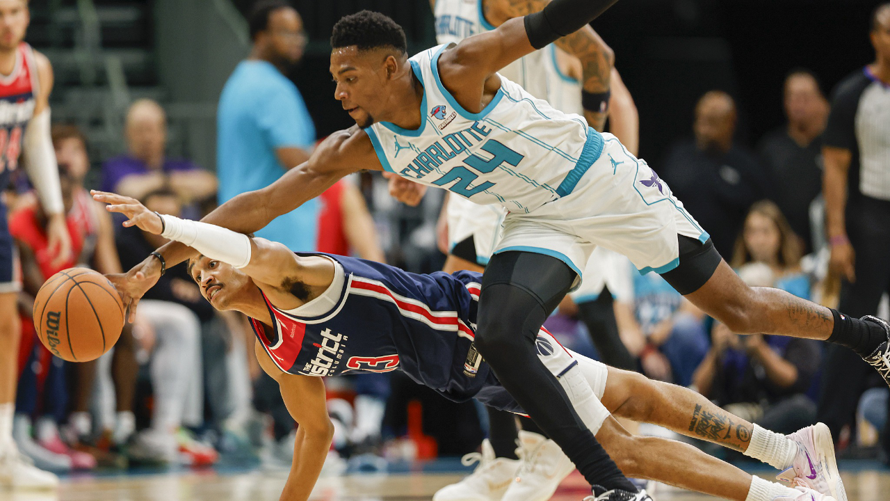 关于猛龙主场轻取黄蜂，席亚卡姆梦幻表现的信息