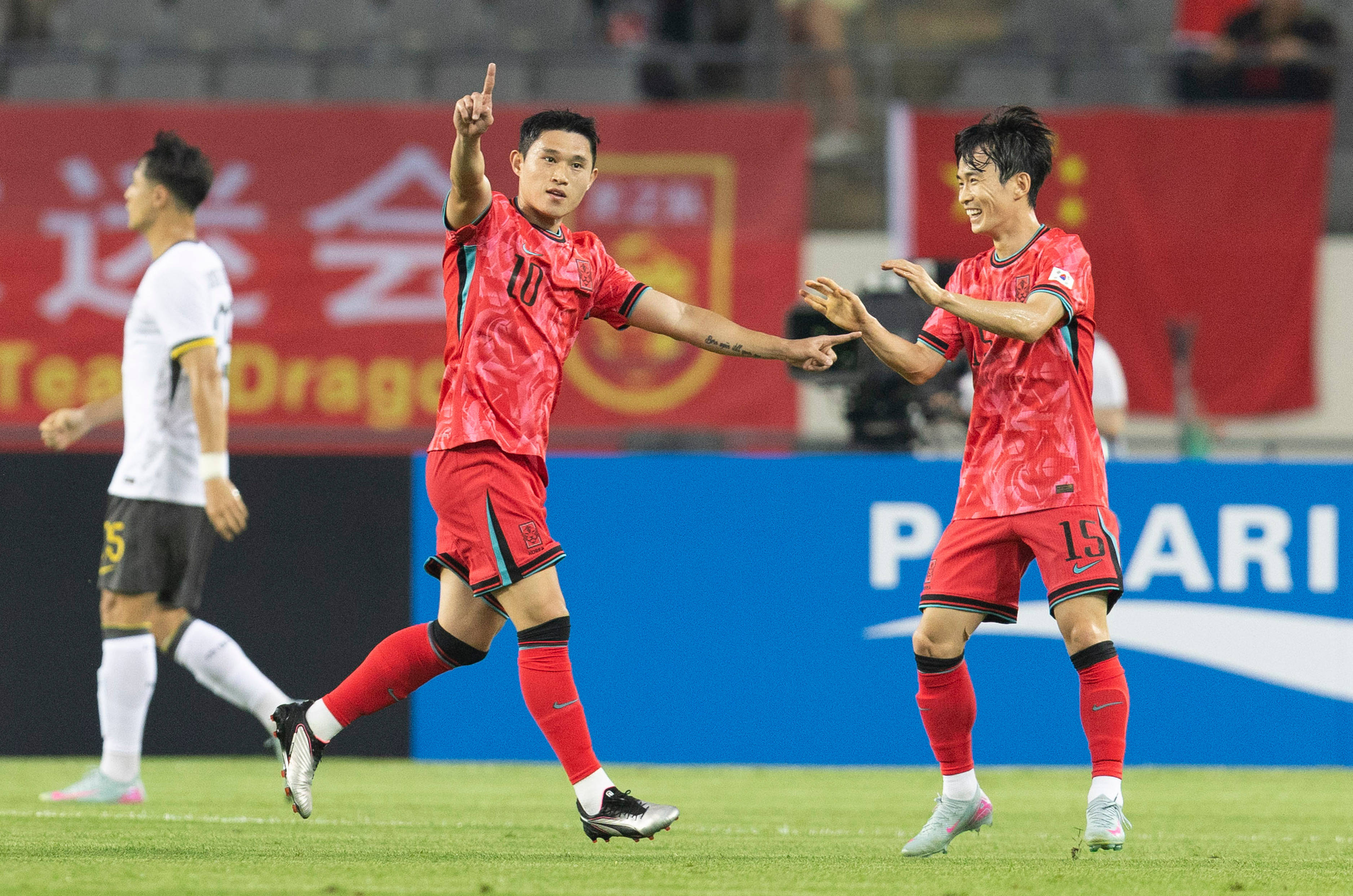 东亚球队在国际赛场上取得耀眼成绩